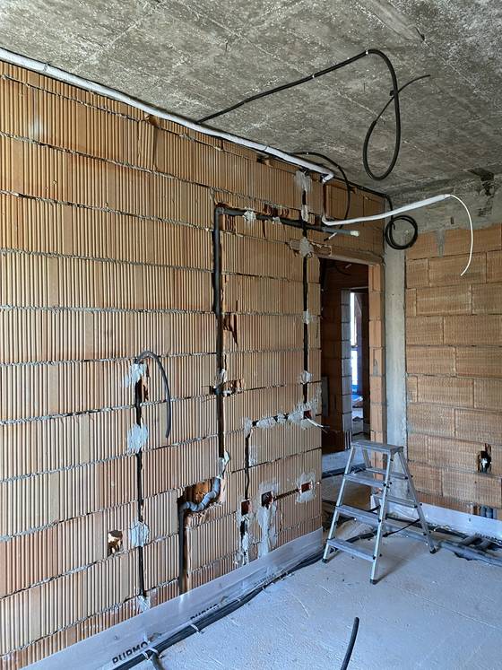 Trasee pe zidărie, lângă instalațiile electrice