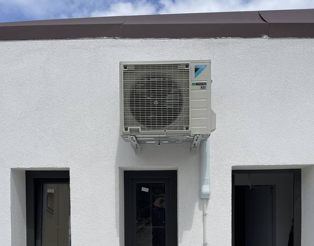 Fațadă · Daikin pe console, traseu mascat